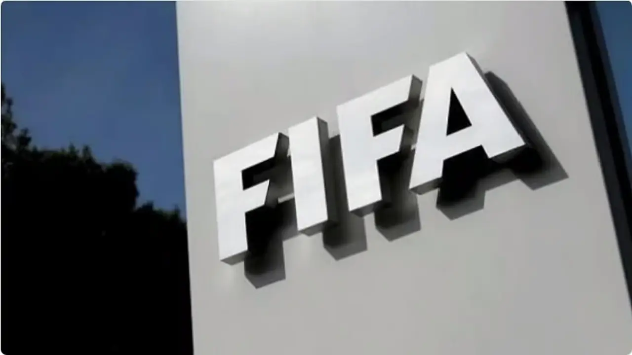 عقوبات صارمة من فيفا ضد اللاعبين الذين يغطون أفواههم أمام الخصوم في المباريات